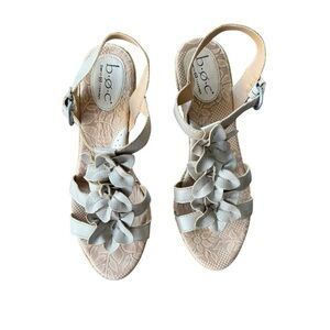 b.o.c Gaetana Champagne Flower Wedge Heel Sandals Size 9